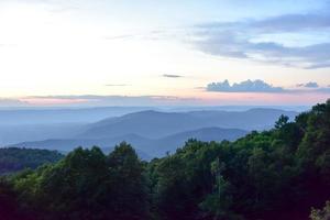 pôr do sol ao longo do vale de shenandoah e montanhas azuis do parque nacional de shenandoah, virgínia foto