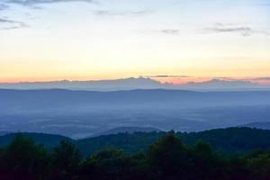 pôr do sol ao longo do vale de shenandoah e montanhas azuis do parque nacional de shenandoah, virgínia foto