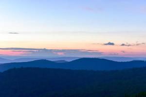 pôr do sol ao longo do vale de shenandoah e montanhas azuis do parque nacional de shenandoah, virgínia foto