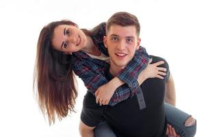 alegre casal apaixonado abraçando e sorrindo na câmera foto