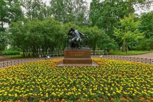 monumento a alexander pushkin do escultor robert bach no bairro czarskoye selo de são petersburgo, rússia. foto