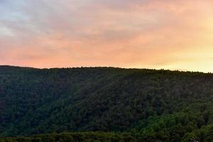 pôr do sol ao longo do vale de shenandoah e montanhas azuis do parque nacional de shenandoah, virgínia foto