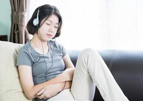 jovem ouvindo música do celular foto