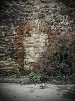 uma velha parede rústica com tijolos em forma de arco em zagreb no outono foto