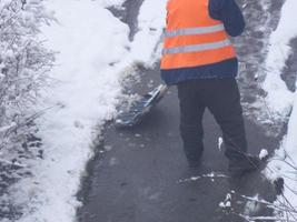 limpando a rua com limpadores de neve no inverno foto