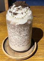 Frapê gelado de chocolate com chantilly por cima e crocante de chocolate ralado foto