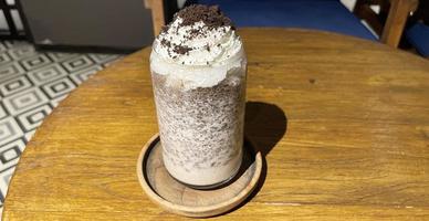 Frapê gelado de chocolate com chantilly por cima e crocante de chocolate ralado foto