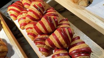 deliciosos croissants de natal super deliciosos croissants e pãezinhos amanteigados frescos, franceses e americanos foto