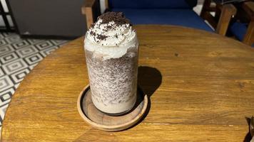 Frapê gelado de chocolate com chantilly por cima e crocante de chocolate ralado foto