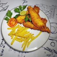 refeição de peixe e batatas fritas filé de bacalhau à milanesa com batatas fritas servido no prato foto