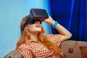 mulher bonita no capacete de realidade virtual foto