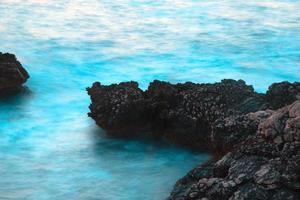 mar azul tempestuoso e rochas foto