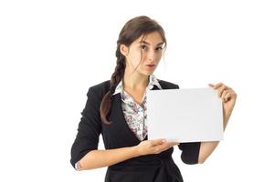 mulher de uniforme com cartaz branco nas mãos foto