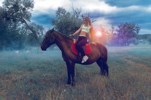 amazona sexy posando em um cavalo foto