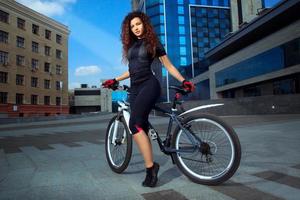 adorável mulher esportiva em bicicleta foto