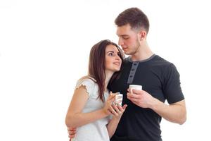 jovem lindo casal apaixonado abraçando e bebendo um café foto