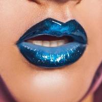 close-up de foto de lábios com batom azul