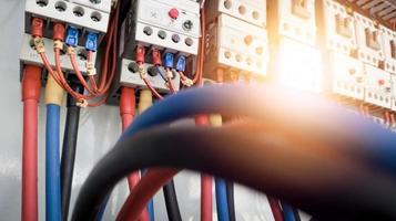 circuito de fiação da usina na distribuição do painel de controle. foto