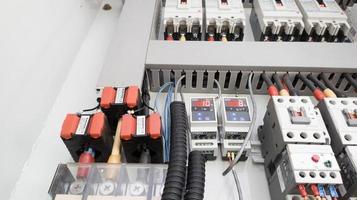 transformador de corrente de instalação e disjuntor principal, contatores no painel elétrico principal para medição de corrente. foto