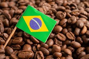 bandeira do brasil em grão de café, conceito de comércio on-line de comércio de exportação de importação. bandeira no grão de café, conceito de comércio on-line de comércio de exportação de importação. foto