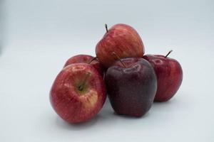 maçãs suculentas vermelhas em branco foto