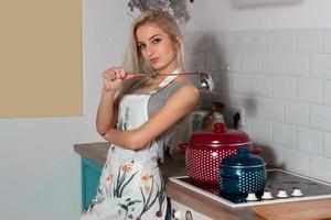 garota na cozinha foto