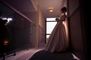 retrato de uma jovem noiva linda em vestido de noiva foto