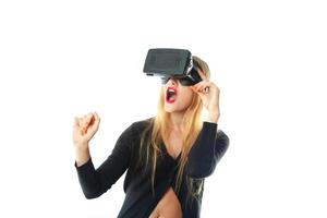 mulher no capacete de realidade virtual foto