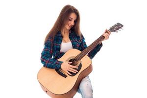 menina alegre com guitarra nas mãos foto