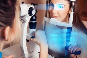 paciente durante um exame oftalmológico na clínica oftalmológica foto