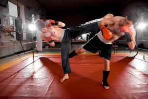 dois homens estão lutando boxe no ringue foto