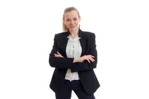 mulher de negócios muito jovem em uniforme preto clássico sorrindo para a câmera foto