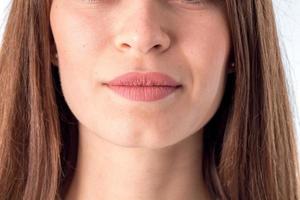 retrato de uma jovem no nariz e lábios close-up foto