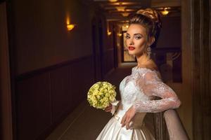 jovem noiva linda em vestido de noiva foto