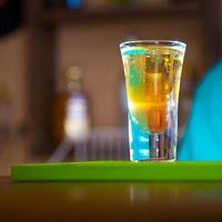 foto quadrada de coquetel multicolorido curto em bar