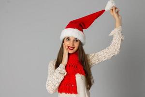 menina de chapéu de papai noel e lenço vermelho foto