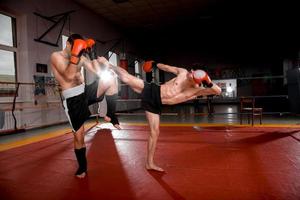 dois homens estão lutando boxe no ringue foto