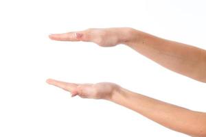 as mãos das mulheres, uma em frente à outra, isoladas no fundo branco foto