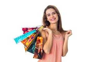 jovem linda continua em bolsas de ombro coloridas diferentes com presentes e sorrindo foto