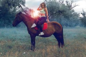 encantadoras mulheres jovens posando a cavalo foto