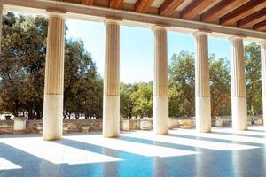 colunas e jardins gregos antigos foto