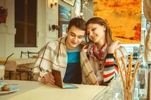 casal apaixonado se divertindo em um encontro foto