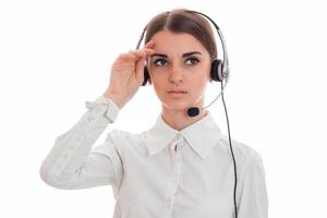 close-up da jovem mulher cansada de call center com fones de ouvido e microfone isolado no fundo branco foto