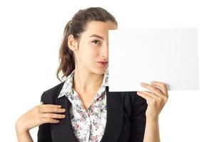 mulher de uniforme com cartaz branco nas mãos foto