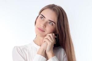 retrato de uma jovem linda que cruzou as mãos e ponderou isolado no fundo branco foto