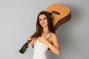 menina bonita com guitarra nas mãos foto