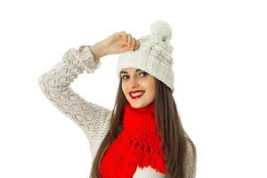 menina morena de suéter quente e lenço vermelho foto