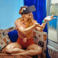 garota no capacete de realidade virtual foto