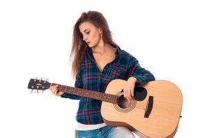 jovem morena tocando violão foto