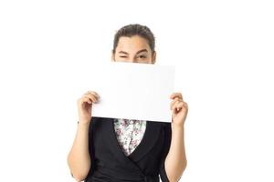 mulher de uniforme com cartaz branco nas mãos foto